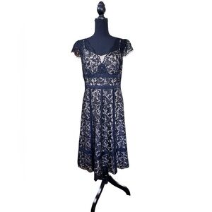 Loft Black Lace & Nude Colored
Lining V-Neck Cap-Sleeve Shift Dress Size 8P W